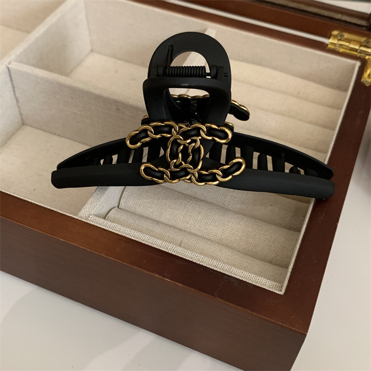 Chain double C letter hair clip, women's hair accessory, high-end style, small chanel-style shark clip, updo hair clamp, large hair volume Application Scenario
