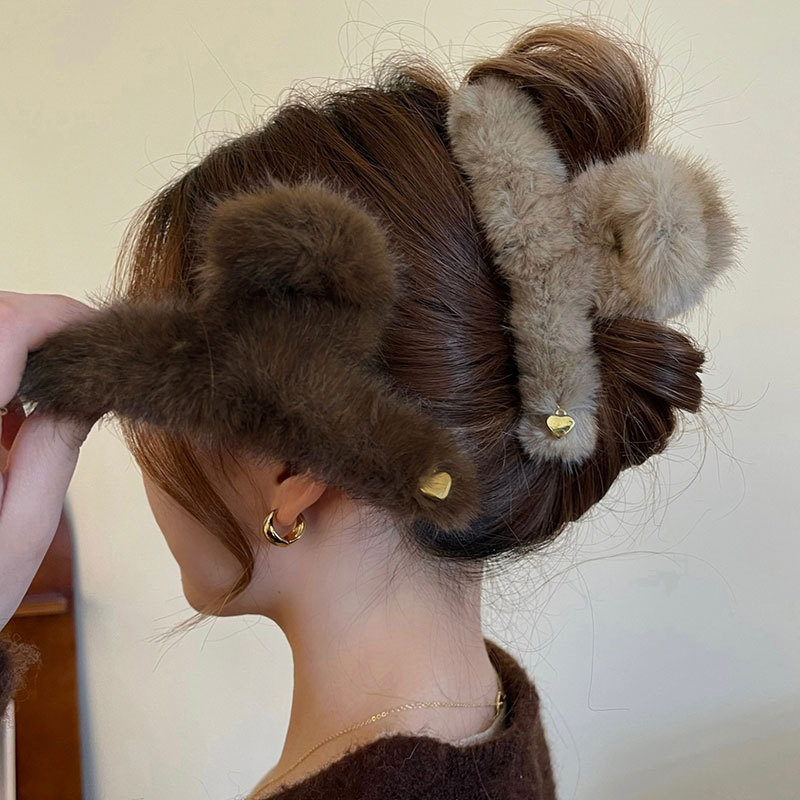 The high-end faux mink hair clip is a new Spring/Summer 2025 plush grab clip with a large size and a stylish shark clip at the back of the head full figure
