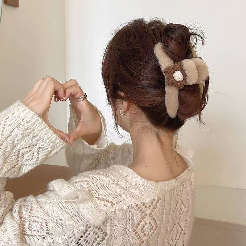 New autumn and winter sweet girl plush grab clip, sweet woolen flower hair clip, women's coil hair clip, shark clip hair clip details Picture