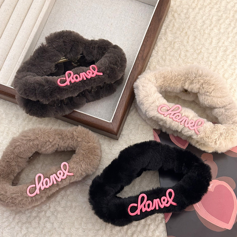 Black cloud plush miumiu hair clip Spring/Summer large retro fur grab clip women's high-end hair accessory shark clip Specification drawing