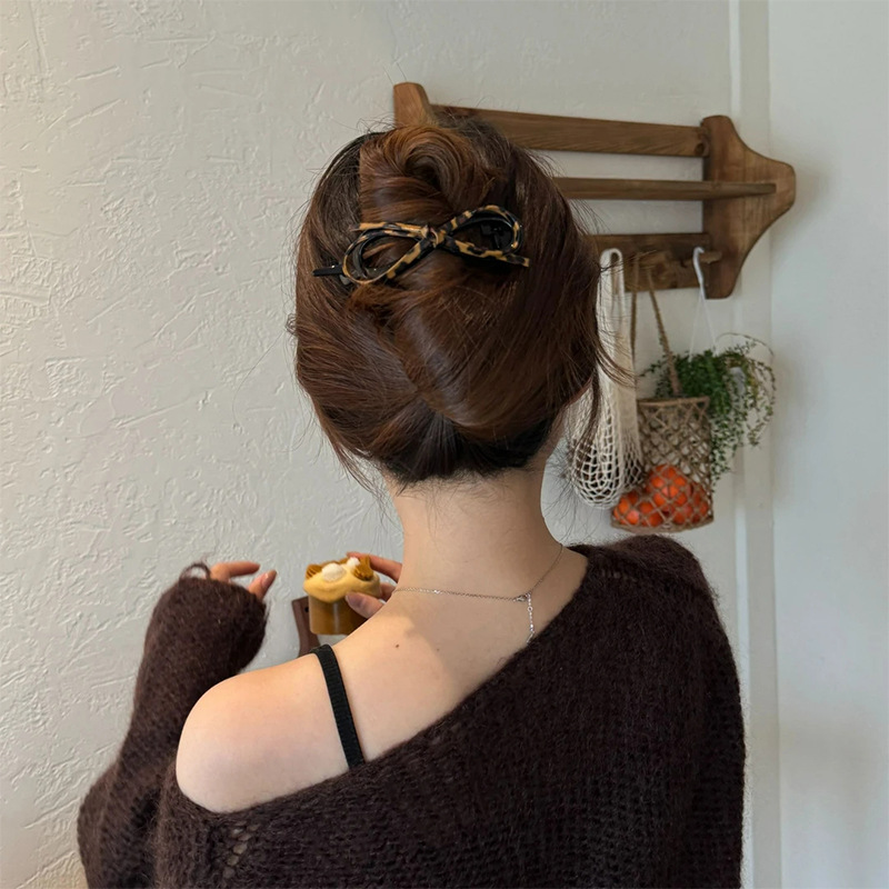 New Korean-style leather bow twist clip for women's back head updo, a high-end one-shoulder clip and retro clip hair accessory Application Scenario