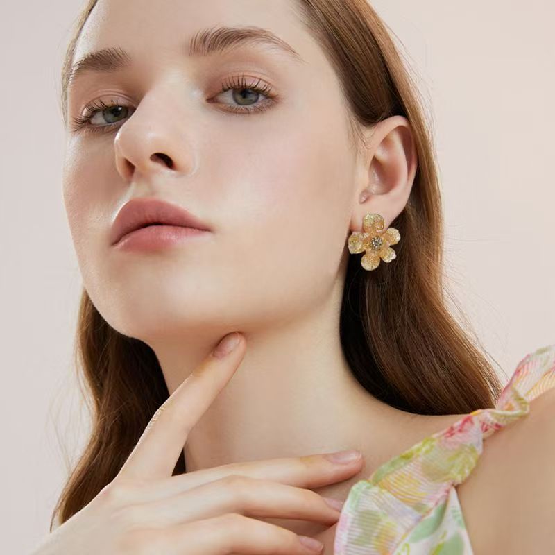 Trendy yellow crystal flower stud earrings, fashionable and versatile for women, trendy and elegant earrings, high-end earrings wholesale full figure
