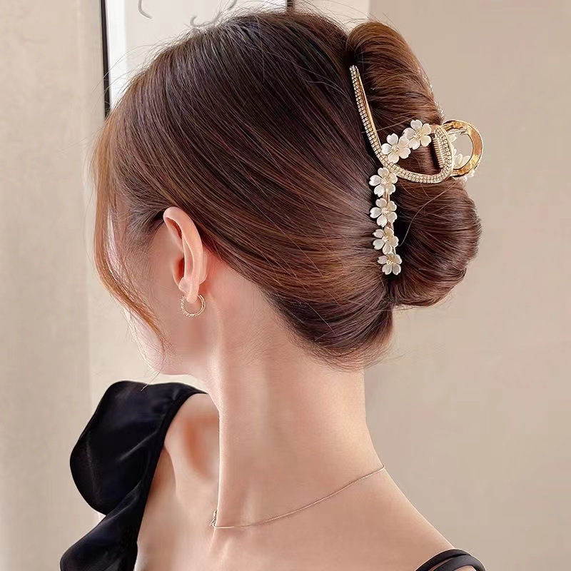 High-end, simple and versatile gardenia flower grabber, elegant and stylish large female hair grabber, back of the head, updo shark clip details Picture