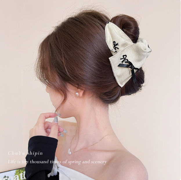 High-end bow triangle clip for women, 2025 satin shell hair clip, large hair volume at the back of the head, shark clip headwear Application Scenario