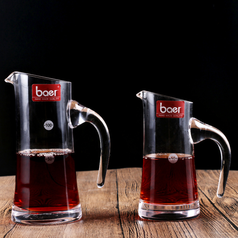 Modern and simple crystal glass wine dispenser, white wine with scale, public cup, slanted mouth, red wine decanter, foreign wine pot Application Scenario