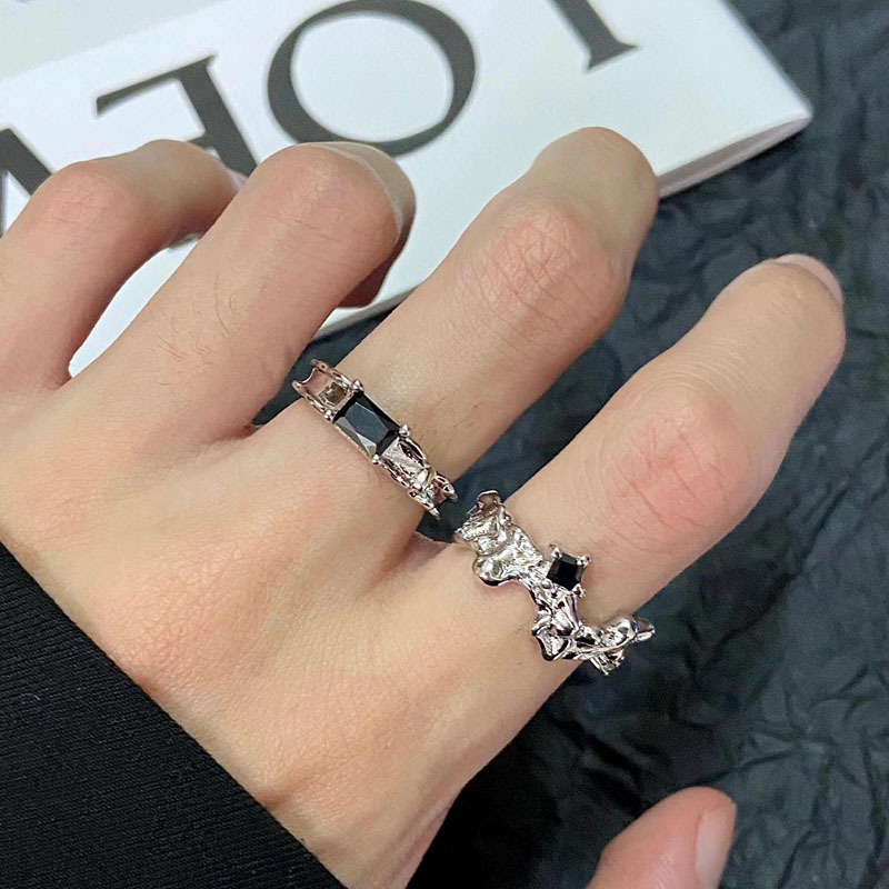 This versatile, irregular-textured zircon niche design ring is a cool and stylish, individualistic open-mouthed index finger ring full figure