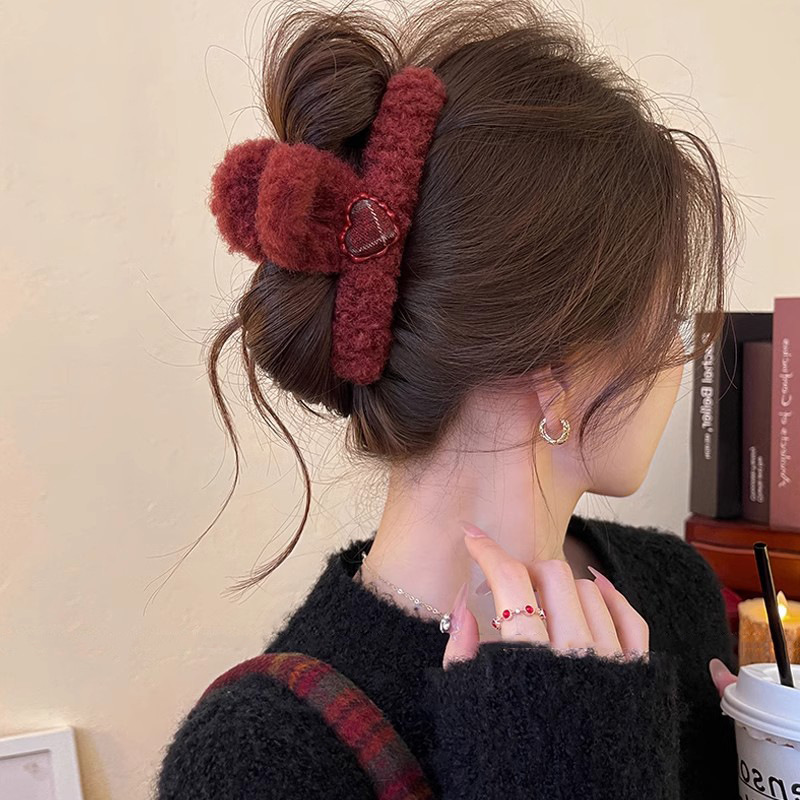 Red heart-shaped checkered lambskin grab clip Spring and summer shark clip hair clip for women's back of the head 2025 new style clip hair accessory full figure