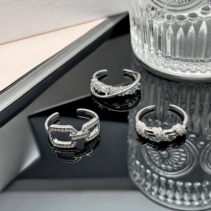 A cold and elegant cross-border fashion geometric clasp open ring for women, exuding a sense of light luxury and sophistication. A delicate food ring is worn in a cross-layered manner Application Scenario