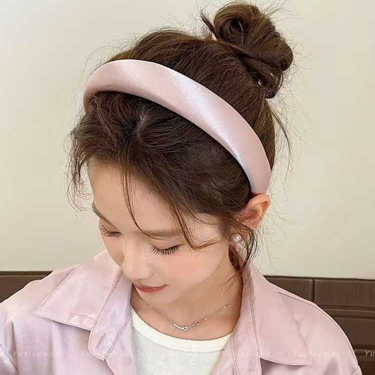 The "Sparkling Star River" high-end pearlescent satin solid color versatile hairband for women, fashionable and stylish, height-increasing sponge headband for the top of the head Application Scenario