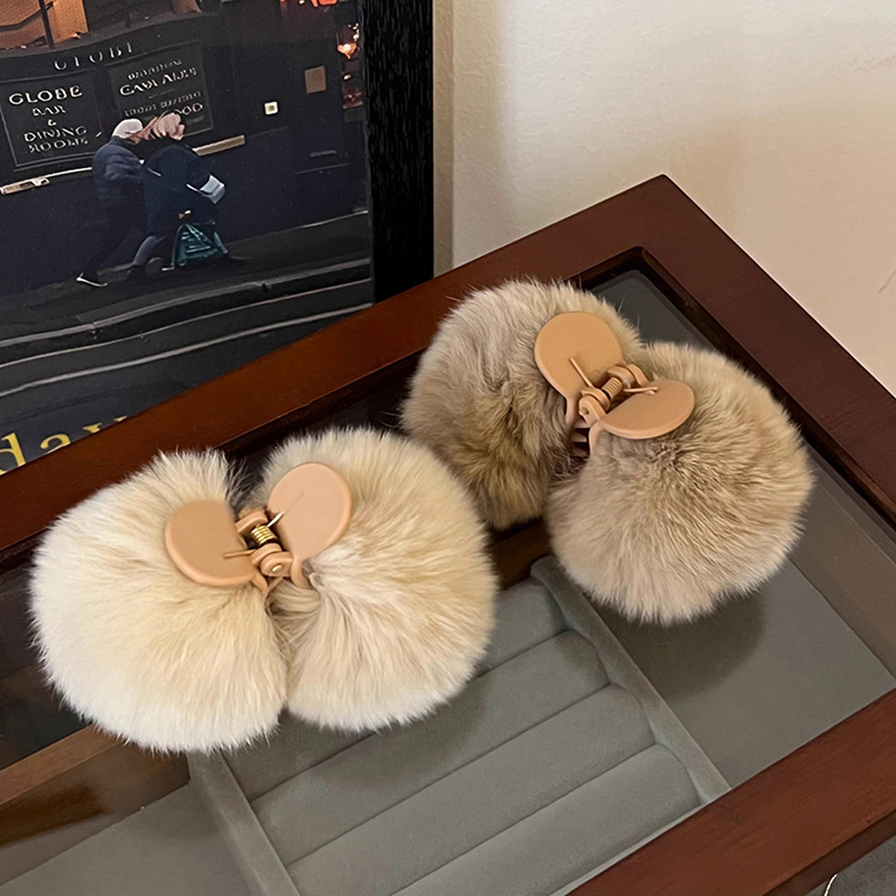 Korean cute fur ball hair clips, a small half of a rabbit's high ponytail grab clip, tied at the back of the head, with a high-end look full figure