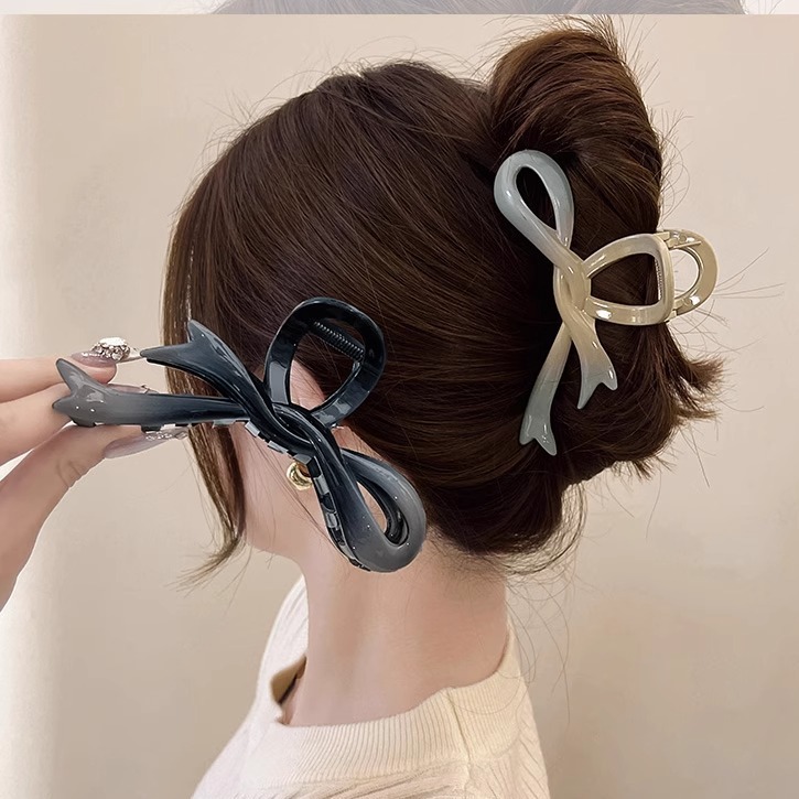 Gradient acrylic bow ribbon hair clips, spring and summer grappling clips, updo hair accessories, high-end and exquisite chanel-style hair clips Application Scenario