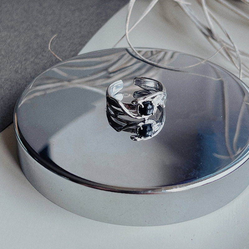 A sweet and cool, high-end geometric zircon open ring for women on Instagram, with a cold style, layered and personalized, fashionable and versatile index finger ring Application Scenario