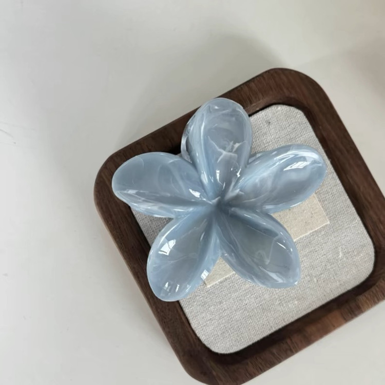 A best-selling, niche, high-appeal polka dot fryer clip, simple and elegant, half-tied hair clip at the back of the head Specification drawing