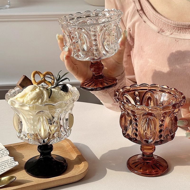 A niche, light luxury, retro black crystal ice cream highball cup with a high level of appearance and embossed dessert cup, a household drink cup full figure