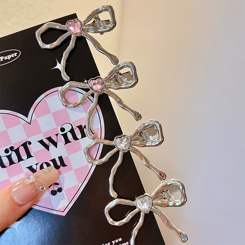 Miao's sweetheart ~ Silver water diamond bow hairpin design sense, liquid metal bangs clip, duckbill clip, side clip Application Scenario