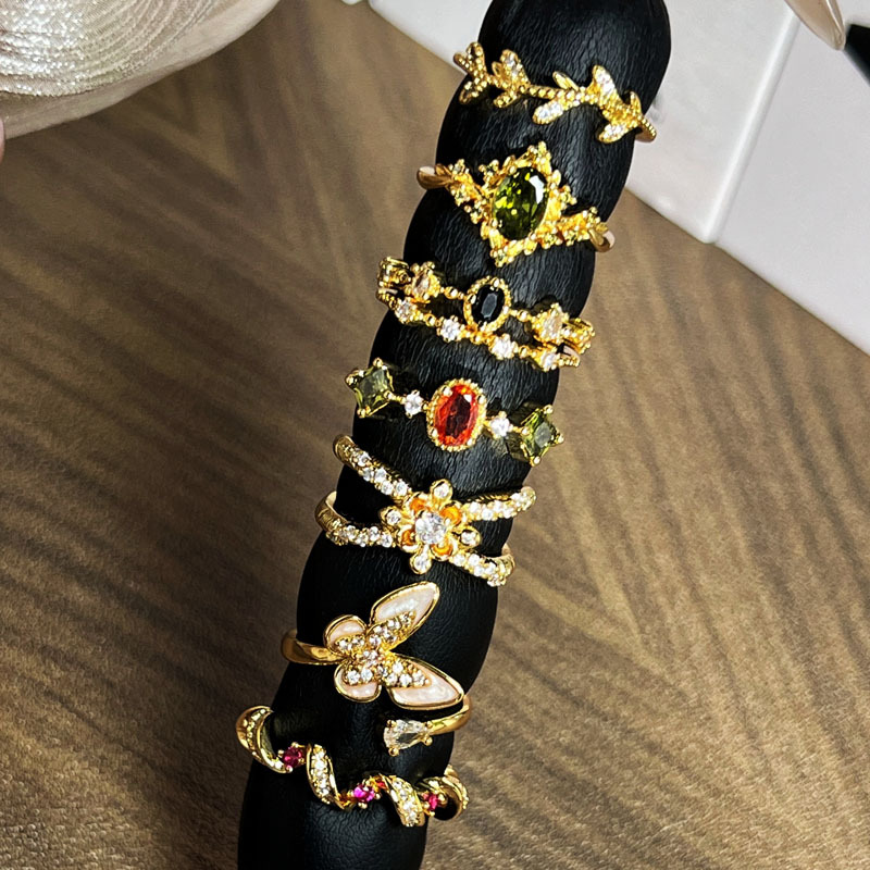 A retro mixed and layered, slightly inlaid, fashionable and elegant ring with a niche design sense for women, a light luxury butterfly, and a cold style ring trend Specification drawing