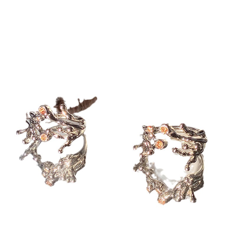 The White moonlight cat's eye stone entwined open ring with a feminine texture, a niche design, and a unique and fashionable ring trend Item Picture