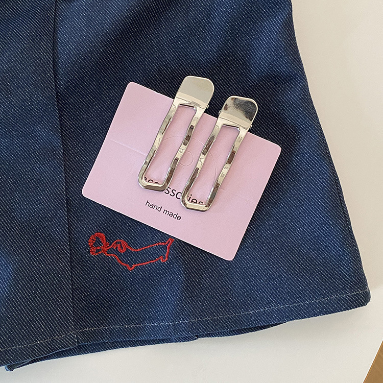 The French-style cold design with a metallic silver hair clip is simple and versatile. It features a duckbill clip and a fringe side clip for women Specification drawing