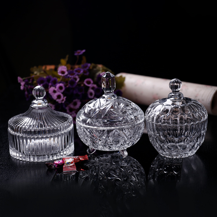 Factory direct sales of large-sized European-style glass candy jars and vats, wholesale of lided candy cups and storage jars, small glass ones full figure