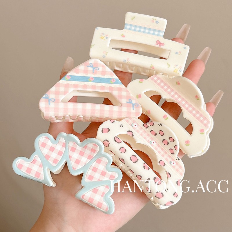 A new Korean-style cute girl with a bow floral checkered pattern, sweet and elegant shark clip, and a high-end shark clip hair accessory details Picture