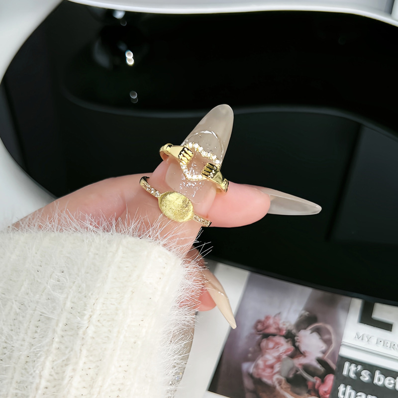 A simple geometric retro brushed heart-shaped opening ring for women, a trendy and fashionable index finger ring with a unique European and American style Application Scenario