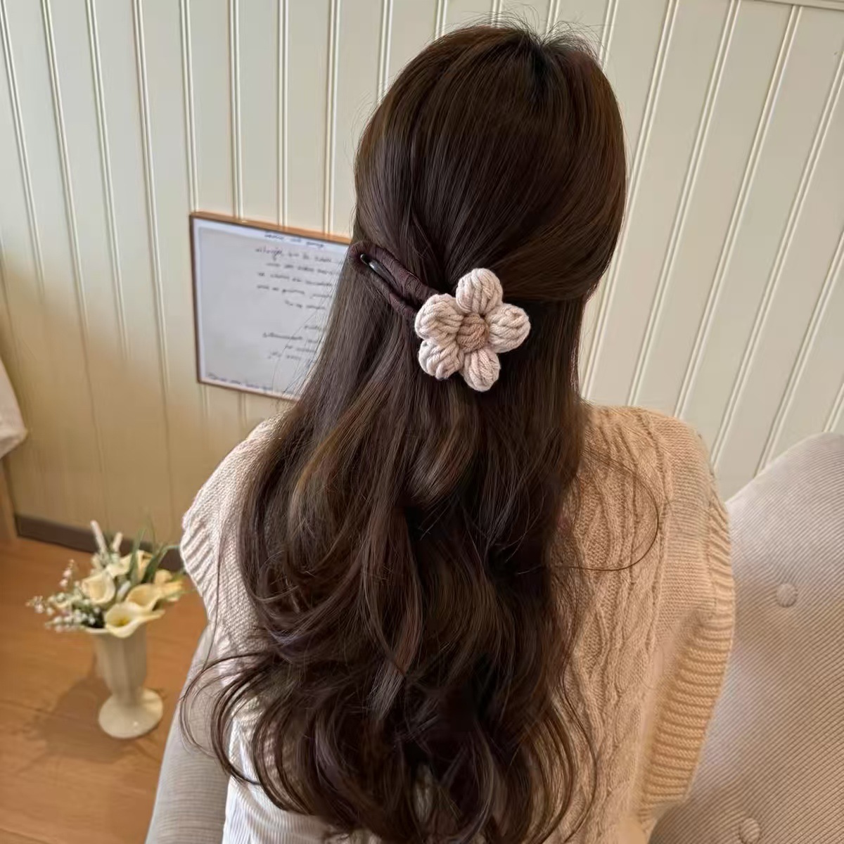 Spring and summer large woolen flower duckbill hairpin at the back of the head, a high-end one-line hairpin, Maillard hairpin for women Application Scenario