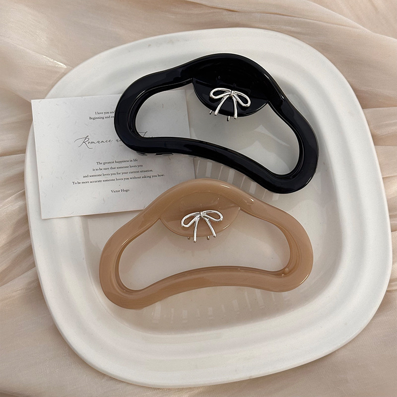 The "Energetic Girl" Korean-style jelly-colored cloud-shaped grab clip exudes a high-end, simple and versatile charm. It's a stylish updo shark clip Specification drawing