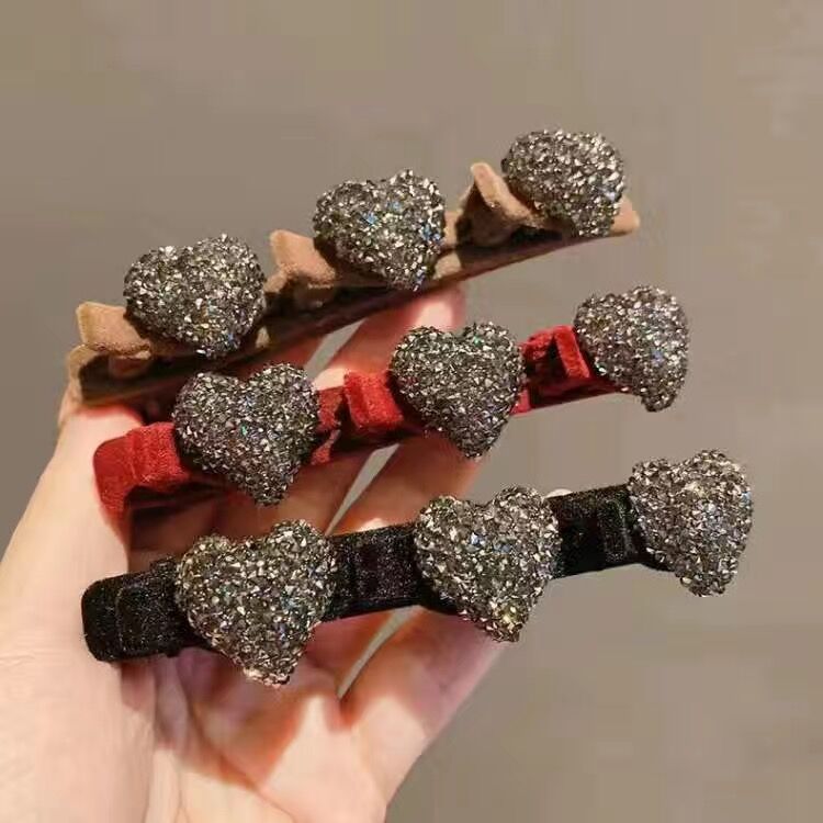Red flocked hair clips for spring and summer, a niche water diamond side hair accessory, a high-end style, and a small chanel-style braided bangs clip Application Scenario