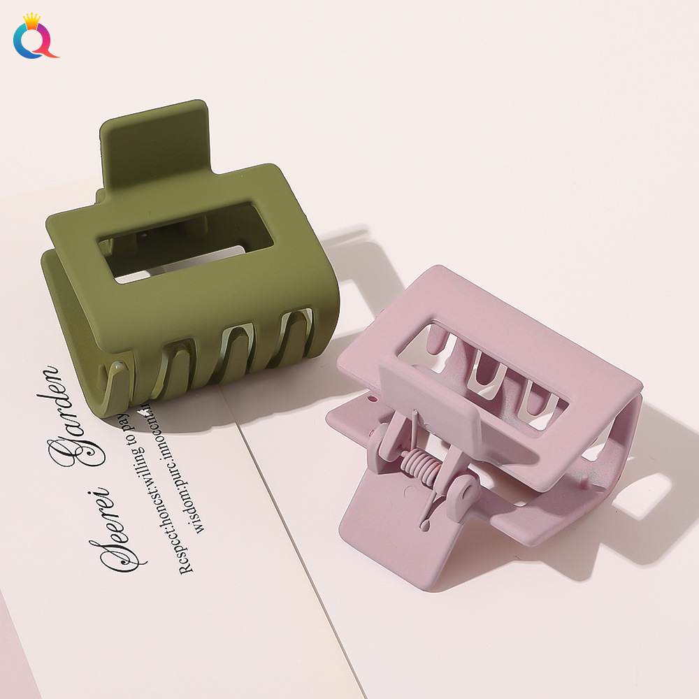 Qiyue Cross-border frosted hair clip, shark clip for the back of the head, simple and elegant small clip hair accessory Application Scenario