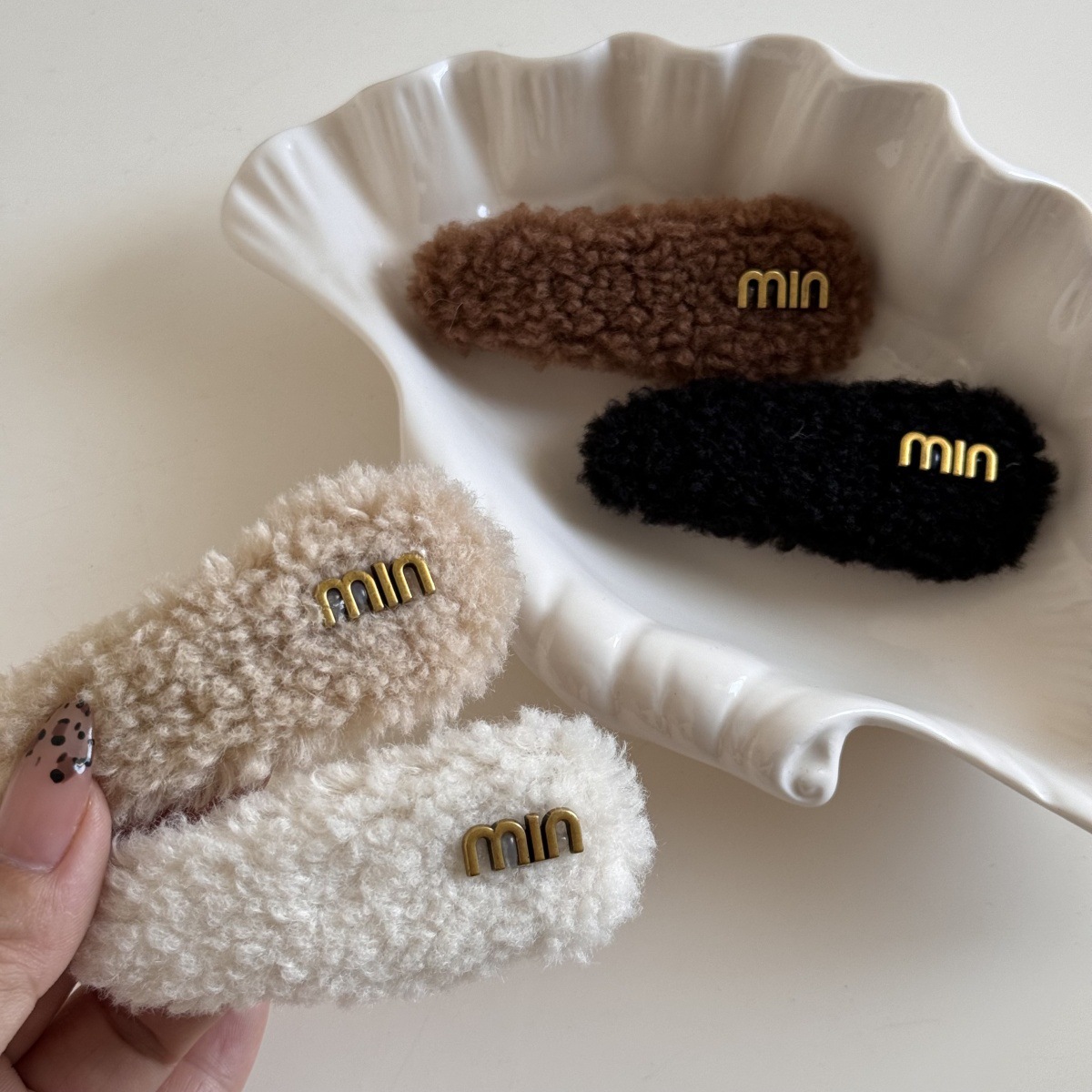 Lambskin min hair clips for spring and summer are versatile and elegant. Bangs clips, BB clips, soft and sweet, fringed clips, and broken hair clips Application Scenario