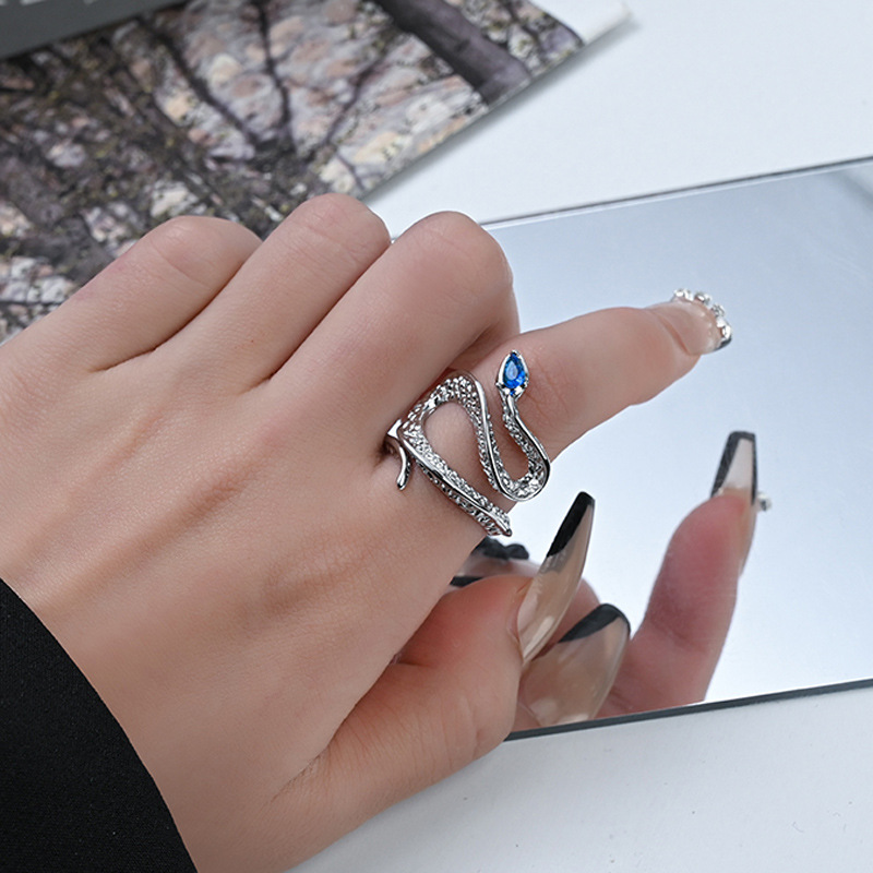 Topa Stone Spirit Snake Open Ring, a niche design for women on Instagram, with a cold and elegant snake-shaped light luxury personality. Adjustable ring details Picture