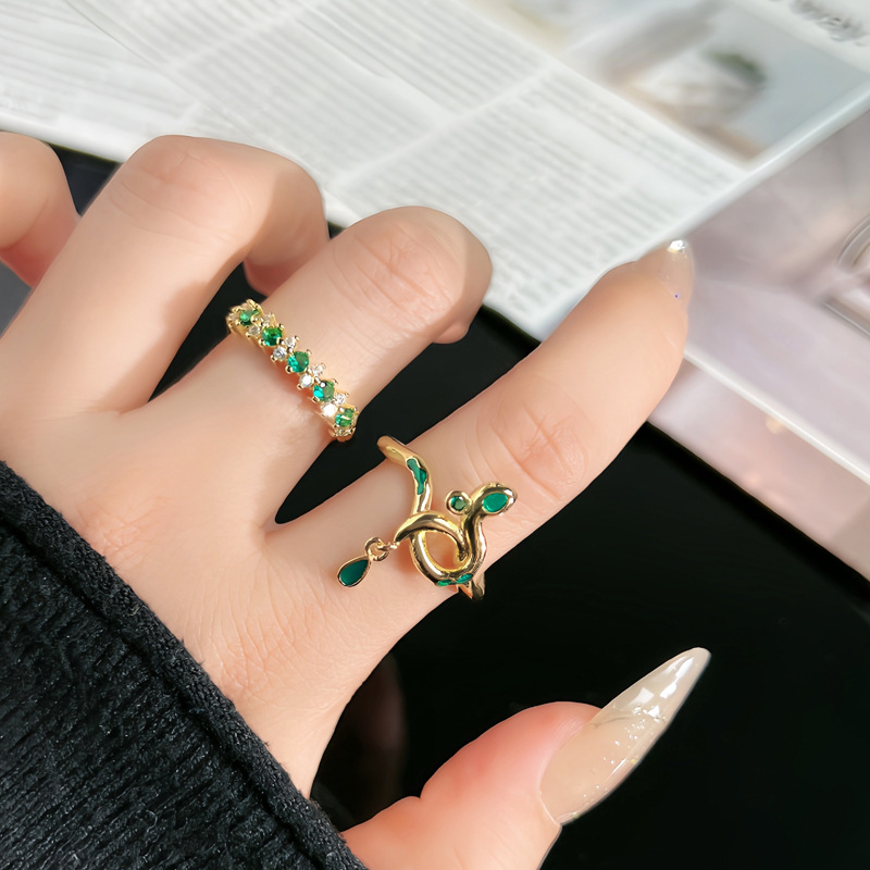 The snake-shaped opening ring for women in the zodiac year is a fashionable, light luxury and versatile index finger ring with a green diamond. It is a trendy accessory full figure