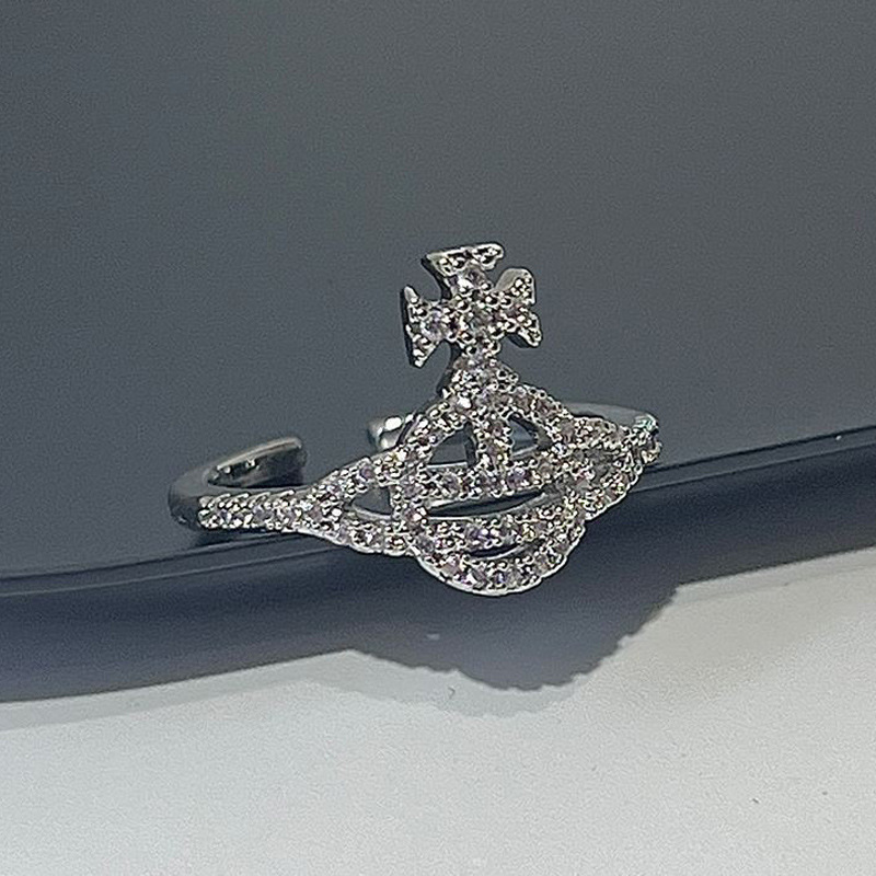The Western Empress's hollowed-out Saturn ring is a niche design for women, exuding a sense of light luxury and sophistication. It is a diamond-encrusted planet ring with an open index finger ring full figure