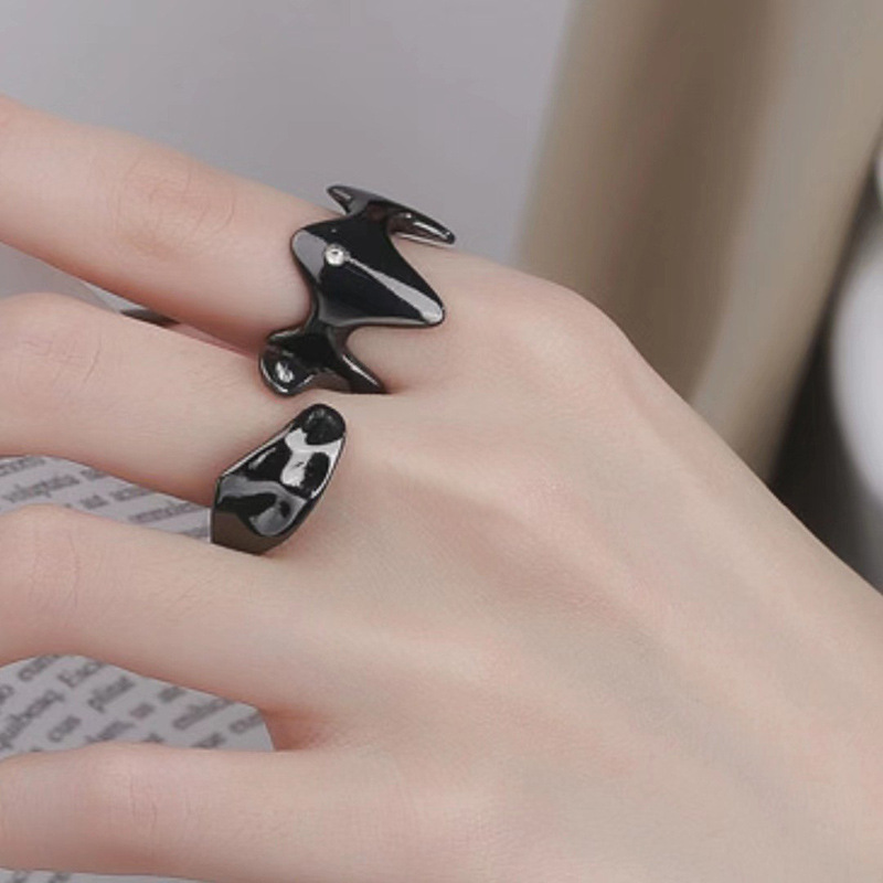 Dark-themed ring with a niche design sense, irregular, trendy and cool hip-hop style, black zircon opening, high-end look details Picture