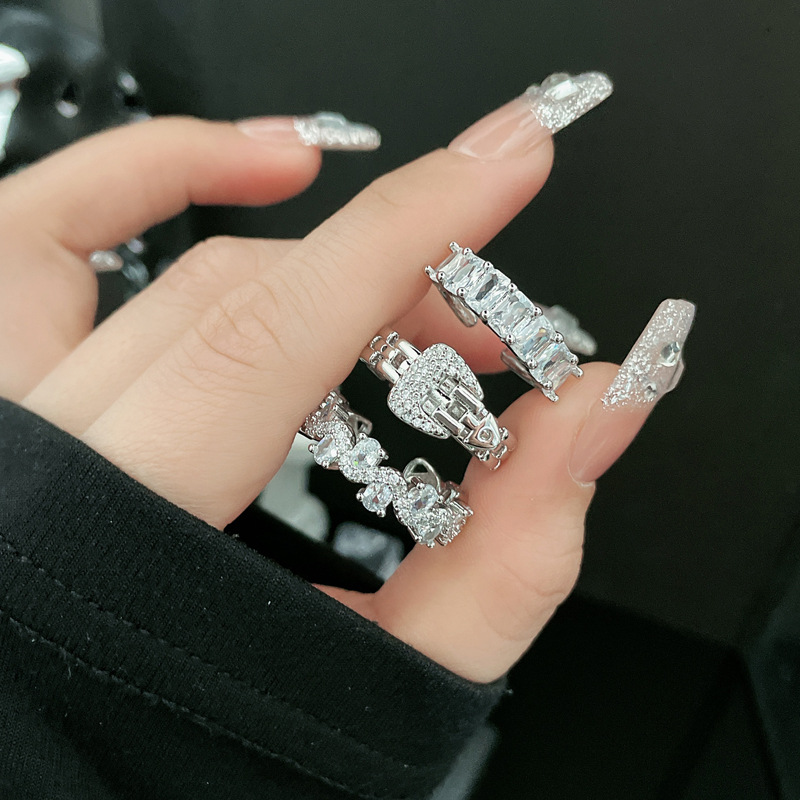 A new ring with a niche design sense, exuding a high-end feminine charm and a sweet and cool style for a socialite. It's a trendy accessory with a cold style on Instagram Application Scenario