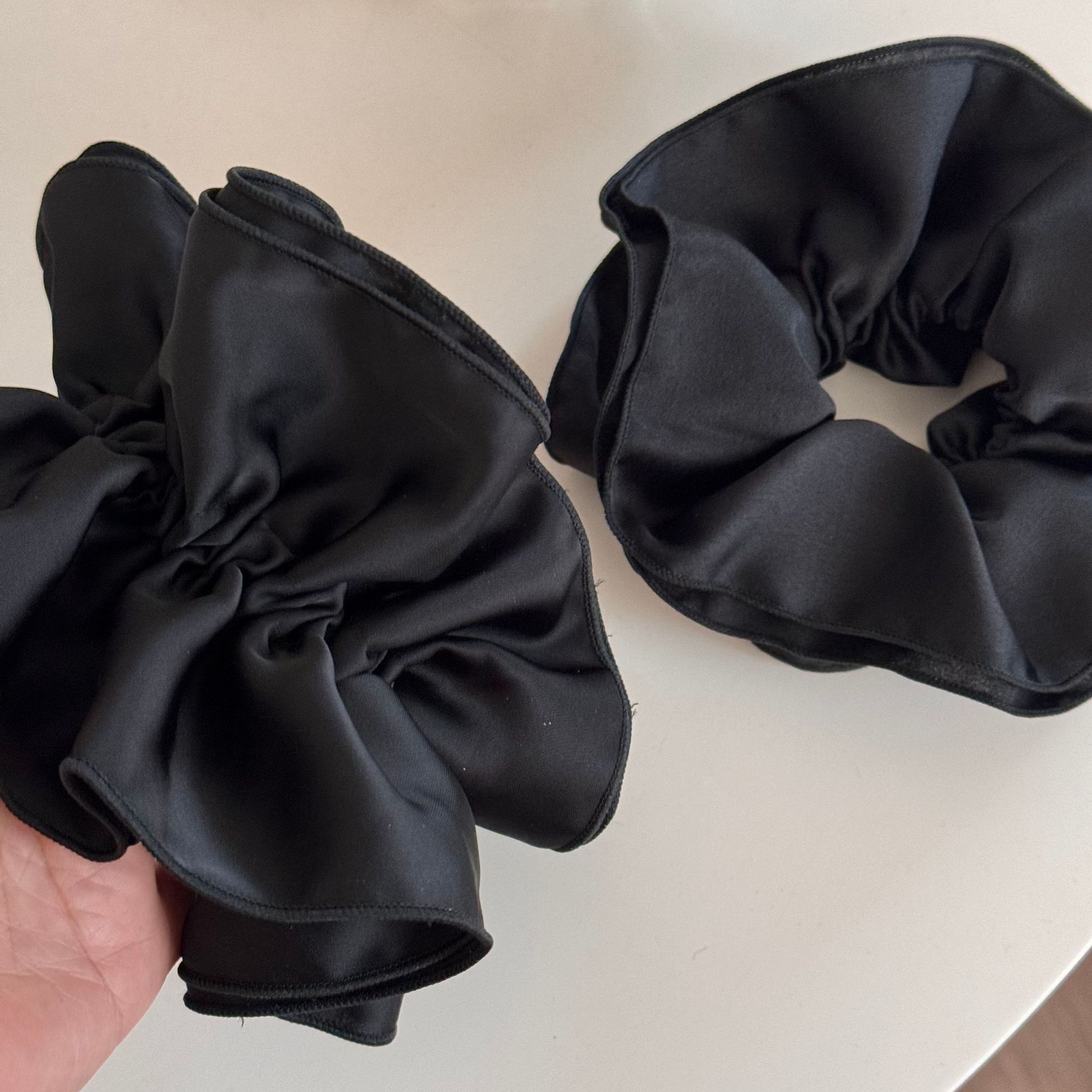 The same style as Zhao Lusi's, with a super large black hair tie and hair band for women's spring and summer bun hairstyle, exudes a high-end vibe details Picture