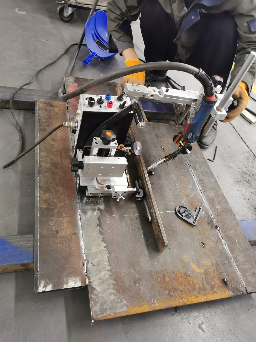Double-gun automatic welding trolley for shipyard deck steel structure reinforcement plate T-shaped double-gun fillet welding trolley and MIG welding trolley undefined