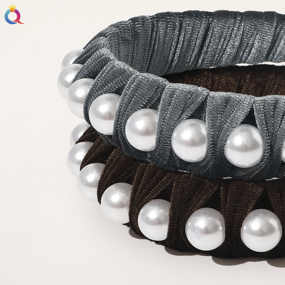 Qiyue's new autumn and winter velvet headband, fashionable woven pearl headband, washbasin, hair buckle, and hair accessory for women Application Scenario