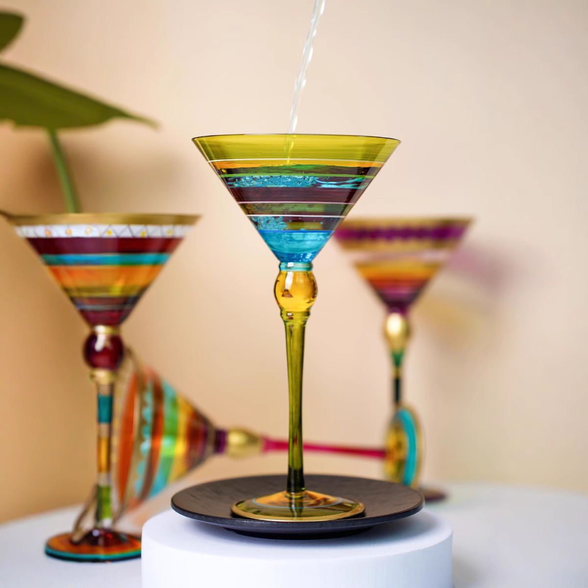 Hand-painted creative Martini wine glasses, vintage cocktail glasses, sweet wine glasses, highball glasses, champagne glasses, red wine glasses and beer glasses details Picture