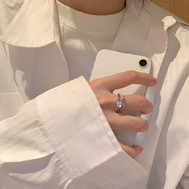 The cold and unique design of the open ring for women on Instagram exudes a sense of high-end sophistication. The zircon adjustable ring exudes a touch of light luxury Application Scenario