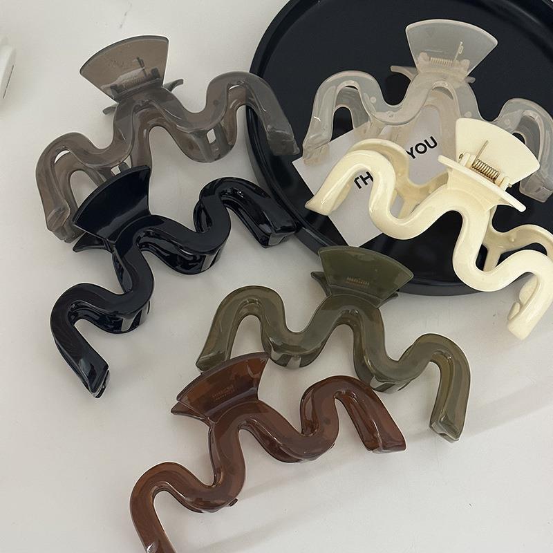 2025 New extra-large jelly-colored M-letter grabber wavy line hairpin, high-end updo shark clip Specification drawing