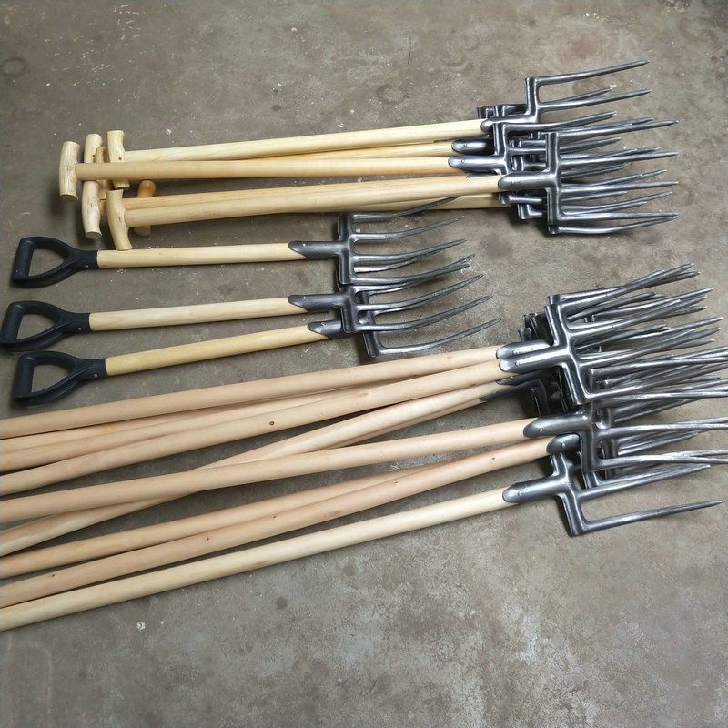 A comprehensive collection of agricultural tools for ploughing, such as steel forks, four-toothed soil digging shovels, and farm tools, Sensheng full figure
