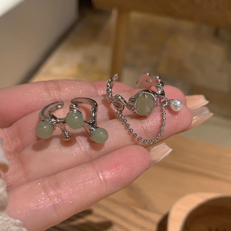 A new Chinese-style open-top ring for women, exuding a sense of high-end luxury, with a chain and a traditional Chinese style, is a trendy and individualistic Instagram index ring Application Scenario