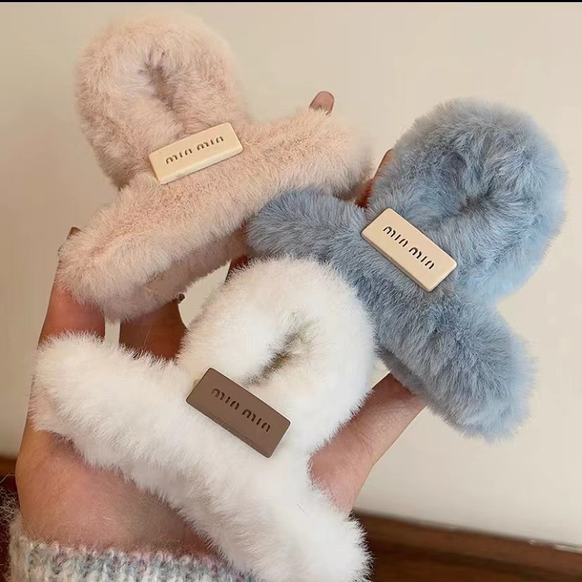 miumiu letter plush hairpin, cute female hair clip, shark clip at the back of the head, spring/summer medium-sized hair clip and hair accessory Application Scenario