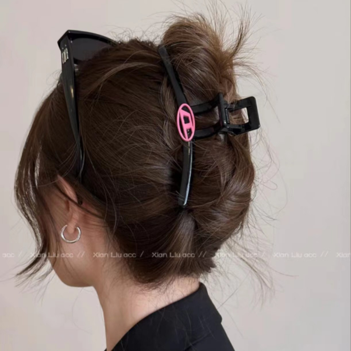 Extremely simple and high-end design, one-character scratch-off female supermodel velvet letter hair clip, large back of the head shark clip details Picture