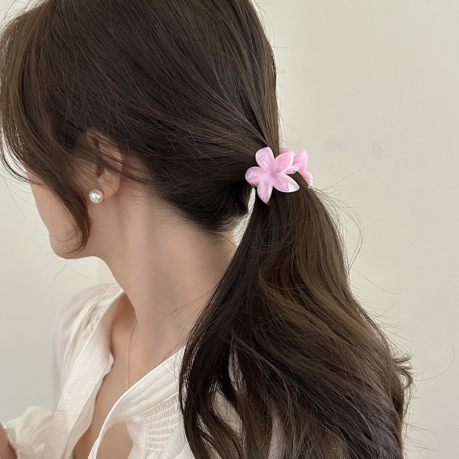 A sweet and refreshing light pink and green egg flower claw shark clip headpiece with a sweet and fresh bangs style, the same as that of celebrities details Picture