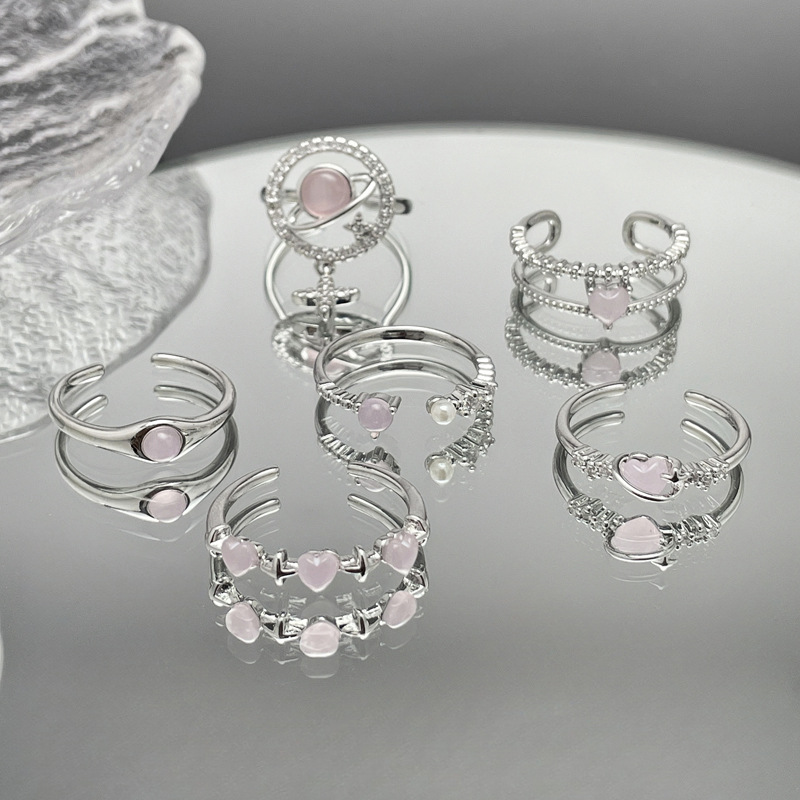 The new sweet and cool small pink stone heart-shaped geometric opening ring is a versatile, exquisite and niche design with a simple and elegant style Specification drawing