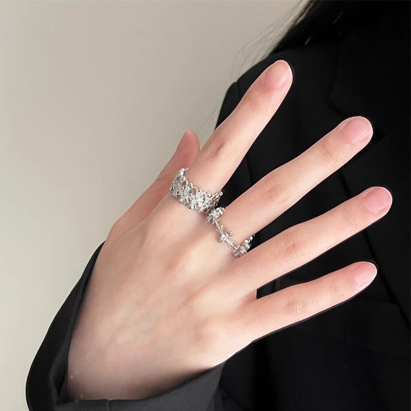 This is a stylish and light luxury cross-shaped ring with a versatile opening. It features a high-end, individualistic, cool and light luxury zircon ring Application Scenario