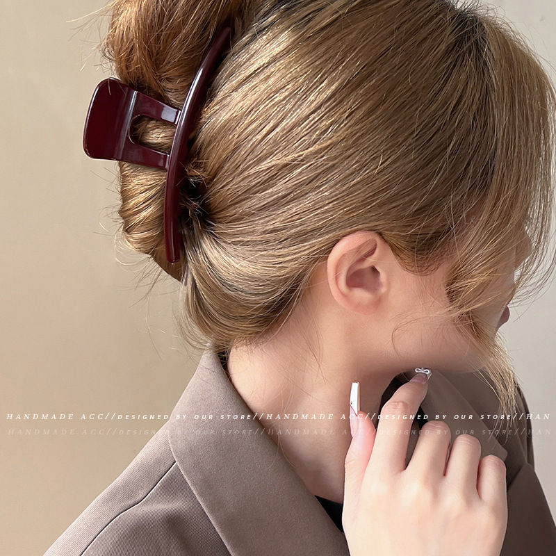 Shiny, high-end, large one-piece scratch-off clip for women, new style 2025, simple and elegant shark clip for the back of the head Application Scenario