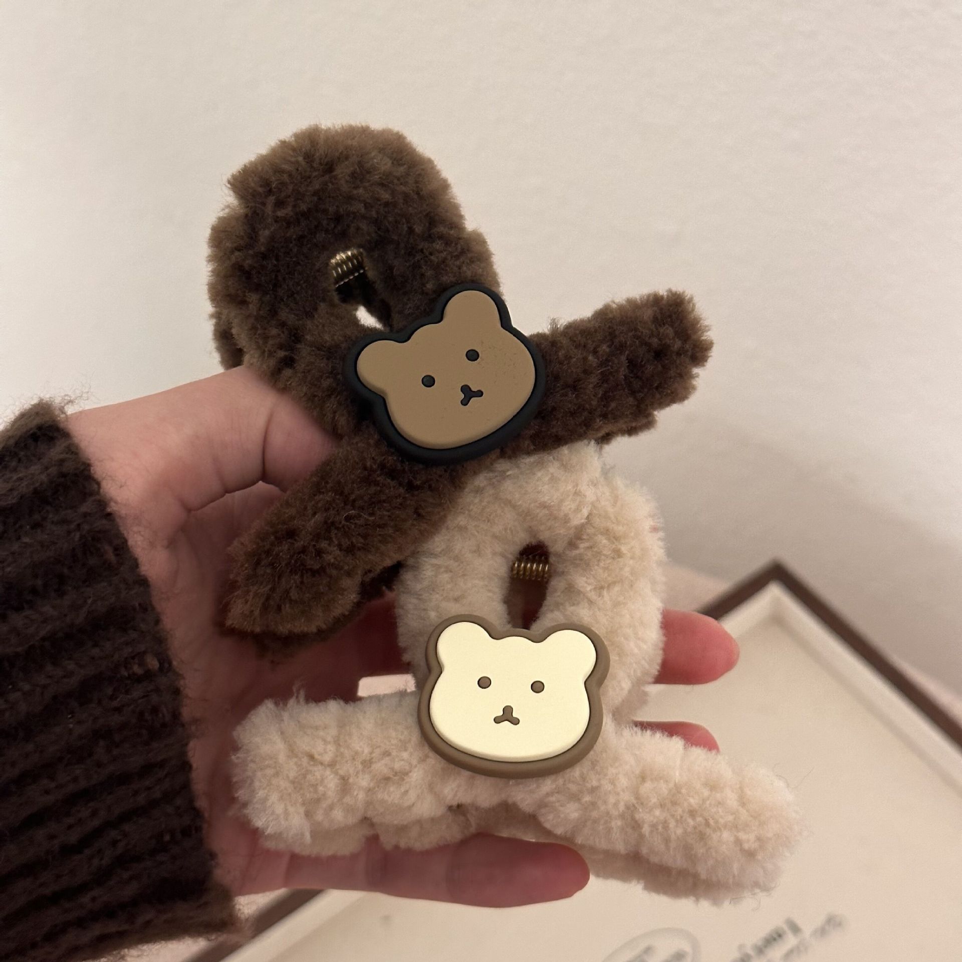 The new spring and summer hair clips feature a cute little bear hairstyle, a Japanese-style one-piece hairpin, and a gentle coffee-colored versatile half-clip hair accessory full figure